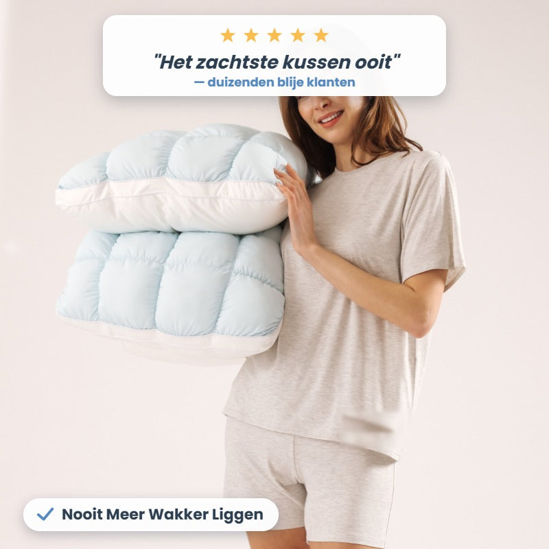 Glimlachende klant met CloudPuff Kussen in Baby Blauw - het zachtste kussen ooit