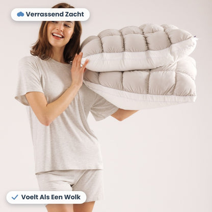 Lachende vrouw met het CloudPuff Kussen - verrassend zacht en voelt als een wolk